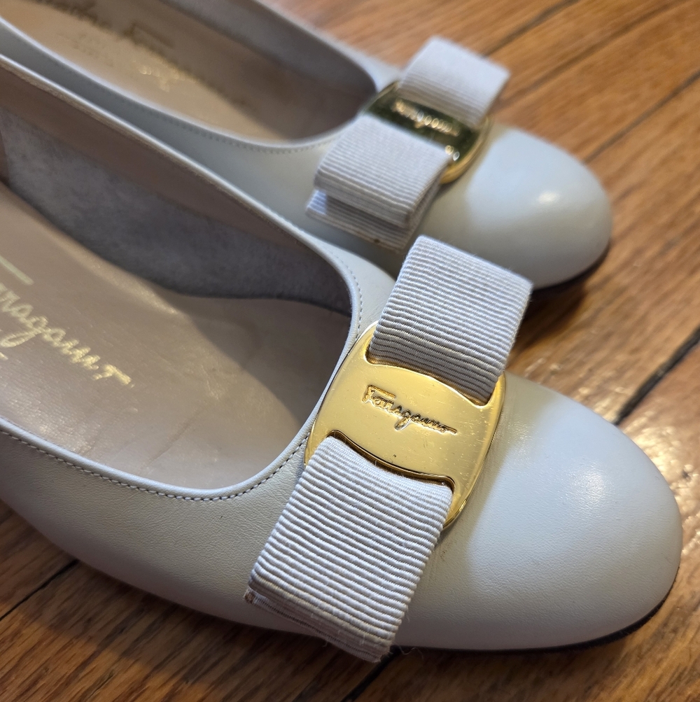 Salvatore Ferragamo Cream Varina Bow Leather Low Heel with Gold Hardware - Picture 2 of 9
